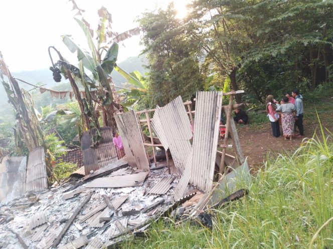 
					Ditinggal Kerja ke Bali, Rumah di Probolinggo Hangus Terbakar