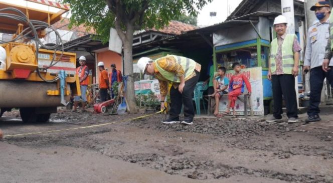 
					Demi Kenyamanan Pengendara, Pemkab Probolinggo Perbaiki Jalan Rusak