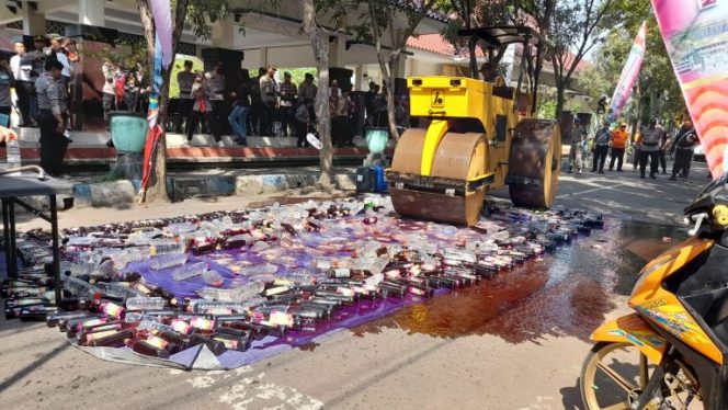 
					Menjadi Pemicu Tindak Kriminal, Ribuan Miras dan Ratusan Kenalpot Brong Dimusnahkan