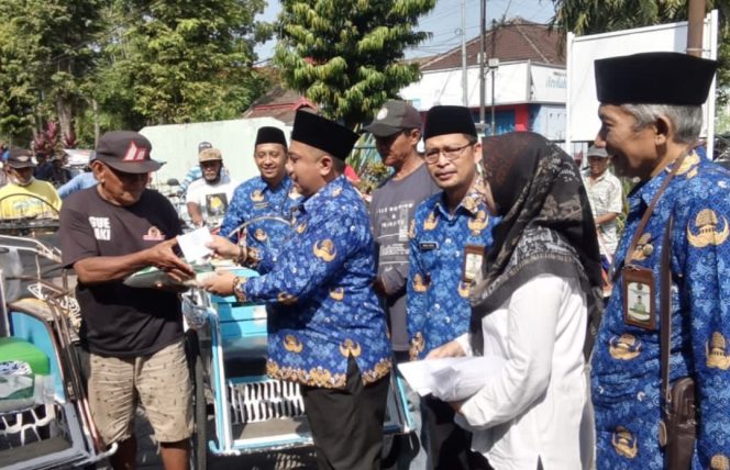 
					Momentum Ramadan, Kemenag Lumajang Bagikan Ratusan Paket Sembako
