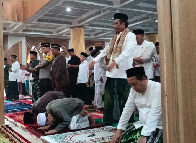 
					Mahfud MD Sholat Ied di Ponpes Nurul Jadid Paiton