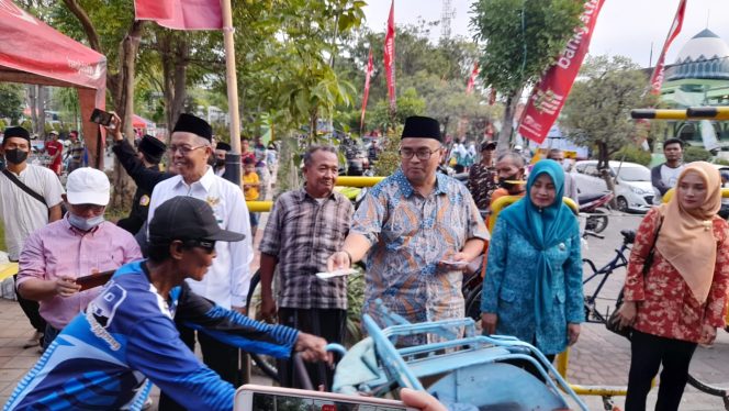 
					Harjakapro ke-277, Karang Taruna Kabupaten Probolinggo Bagikan Seribu Takjil dan Ratusan Sembako ke Abang Becak