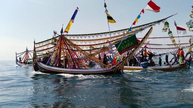 
					Warga Pesisir Karanganyar Probolinggo, Gelar Larung Sesaji ke Tengah Laut