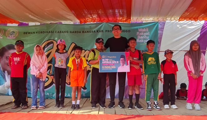 
					Faisol Riza Bagikan Ribuan Beasiswa PIP Untuk Siswa