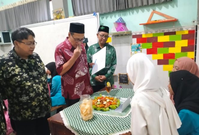 
					Gelar Lomba Menghias Bubur Suro, Anggota DPRD Gresik Apresiasi Kreatifitas Siswi SMP Mu’allimat NU Gresik,