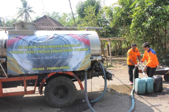 
					Polres Probolinggo Distribusikan Air Bersih di Momen 28 Tahun Pengabdian Akpol 95 Batalyon Patria Tama