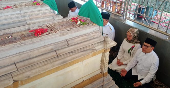 
					Ziarah ke Makam Sunan Maulana Malik Ibrahim, Cak Imin Ingin Teladani Kepemimpinan Wali Songo
