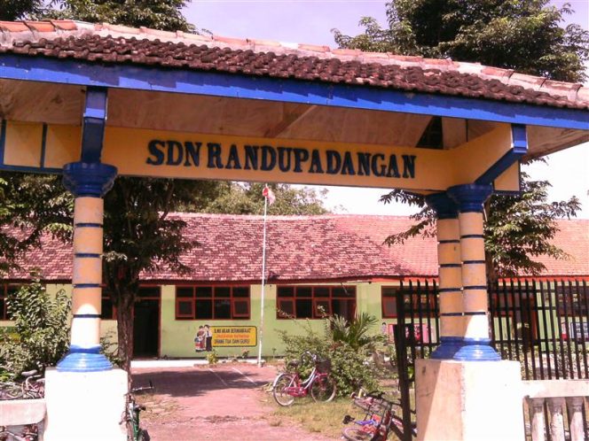 
					Mata Siswi SDN Ditusuk Hingga Buta Permanen, Kapolres Gresik Janji Usut Tuntas Pelaku