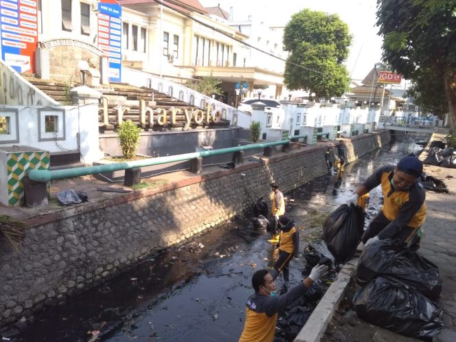 
					Jumarsih RSUD Haryoto Lumajang, Bersihkan Saluran Sungai Area Rumah Sakit.