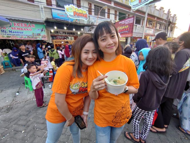 
					Gratiskan Ribuan Bakso, Grand Opening Bakso Pentil di Gresik Diserbu Warga