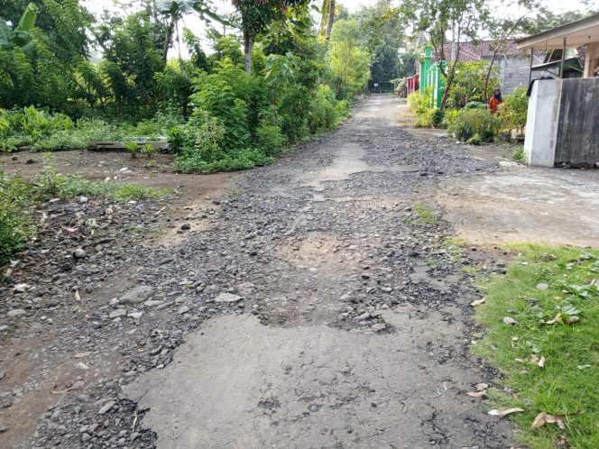 
					Jalan Desa Rusak Parah, Warga Berharap Agar Segera Diperbaiki