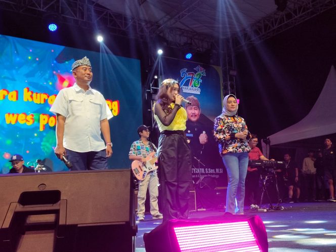 
					Puncak Peringatan Harjakabpro ke-278, Masyarakat Probolinggo Dihibur Perform Happy Asmara