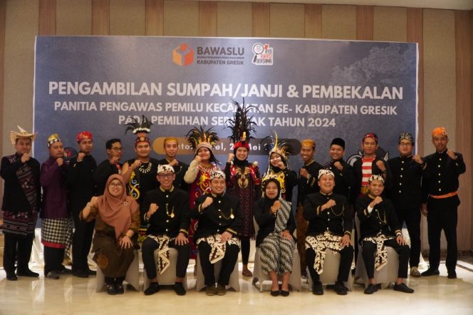 
					Bawaslu Gresik Lantik 54 Panwascam, Baju Adat Jadi Simbol Politik Berbudaya