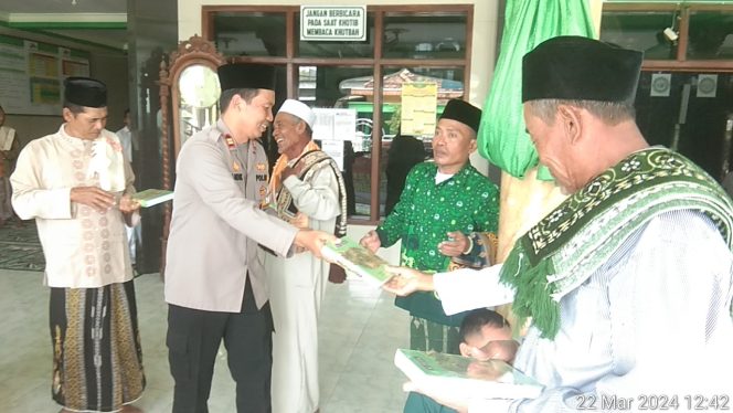 
					Polisi di Gresik, Bersedekah Ratusan Eksemplar Al Qur’an ke Puluhan Masjid
