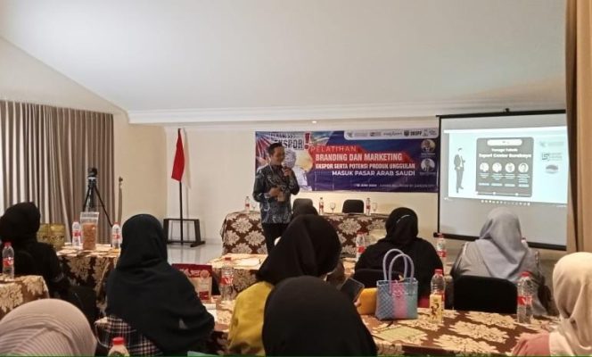
					Tingkatkan Ekonomi Masyarakat DKUPP Kabupaten Probolinggo Berikan Pelatihan Branding dan Marketing Ekspor