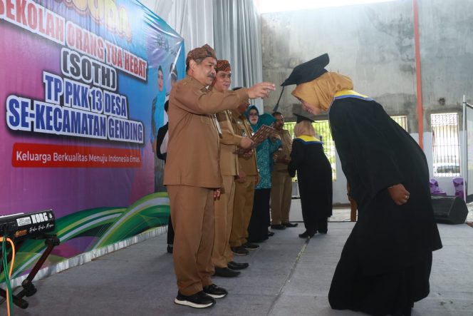 
					305 Lulusan SOTH di Kecamatan Gending Diwisuda oleh PLH Bupati Probolinggo