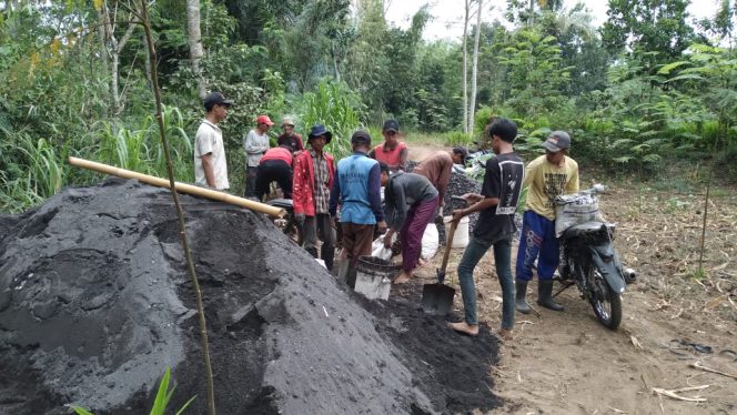 
					Tekan Angka Pengangguran, Disnaker Lakukan Pembangunan Jalan Rabat Beton
