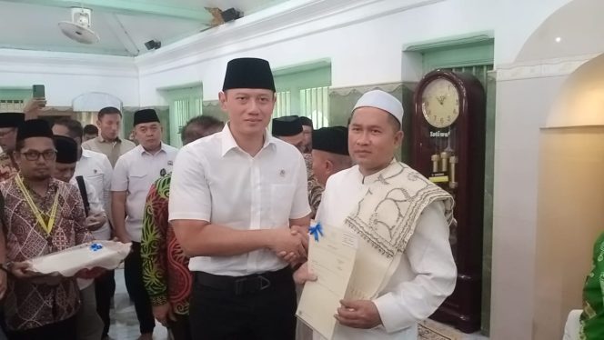 
					Akhirnya Kawasan Religi Makam Sunan Giri Terima Sertifikat Gratis Sejak Berdiri 1506 Masehi