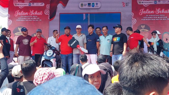 
					Diikuti Puluhan Ribu Warga, Jalan Sehat Kemerdekaan Kecamatan Manyar Berikan 300 Doorprize