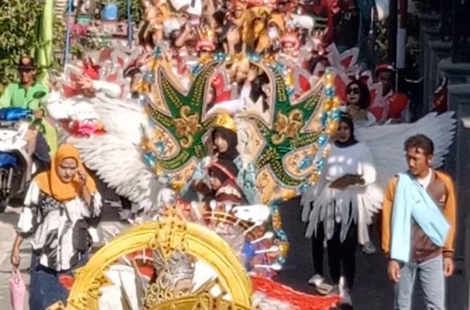 
					Ribuan Warga Desa Lengkong Cerme Antusias Ikuti Jalan Sehat dan Karnaval dengan Ratusan Doorprize