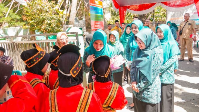 
					Kunjungi Desa Karangkiring, Ketua TP-PKK Gresik Disambut Tarian Salam Aceh