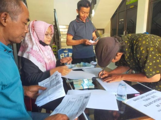 
					Warga Gembira Desa Sidojangkung Gembira saat Pemdes Kucurkan BLT DD
