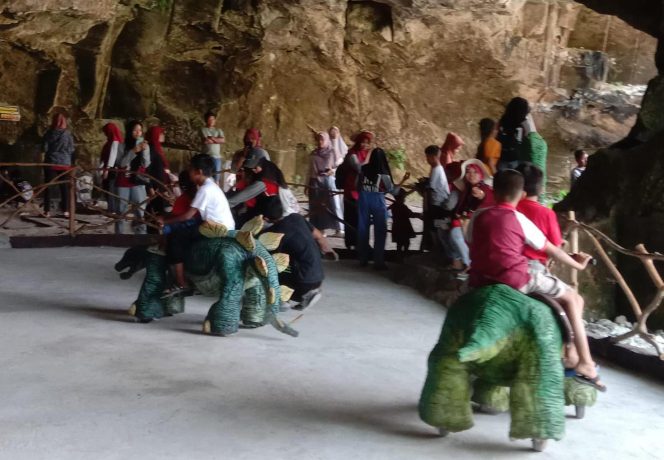 
					Pemdes Ketanen Panceng Sulap Bekas Tambang Galian Batu Kapur Jadi Wisata Dino Gunung Pundut