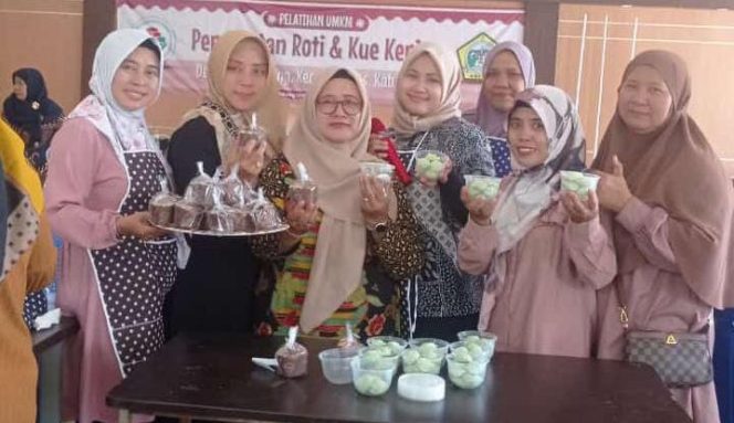
					Keseruan Ibu – Ibu UMKM Desa Randuagung saat Ikuti Pelatihan Bikin Kue Kering