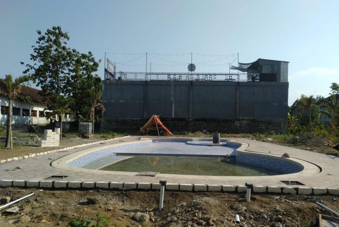 
					Pemdes Sidoraharjo Kedamean Bangun Kolam Renang untuk Tumbuhkan Perekonomian Warga