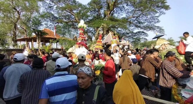
					Ratusan Warga Berebut Gunungan Hasil Bumi Warnai Tradisi Sedekah Bumi Desa Dapet Balongpanggang Gresik
