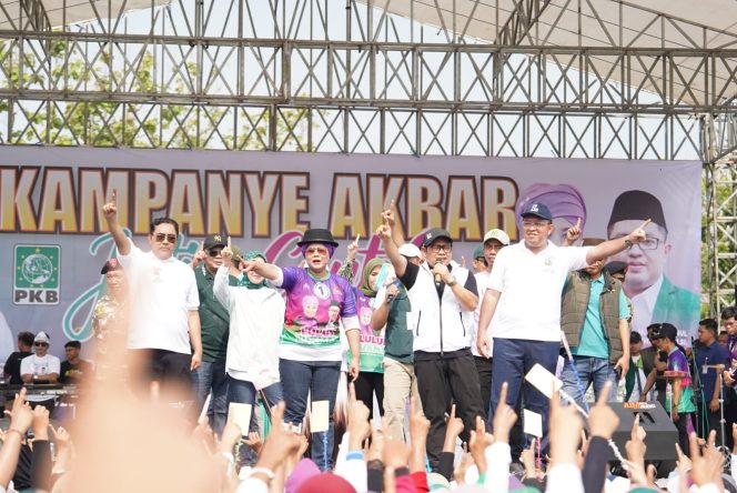 
					Kampanye Akbar Luluk-Lukman di Gresik, Cak Imin Ajak Ubah Jawa Timur Menjadi Adil Makmur