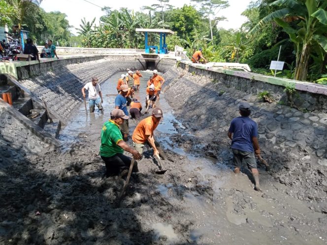 
					Cegah Banjir Dan Tanah Longsor, Dinas PUTR Lumajang Lakukan Gugur Gunung di Dam Rakinten
