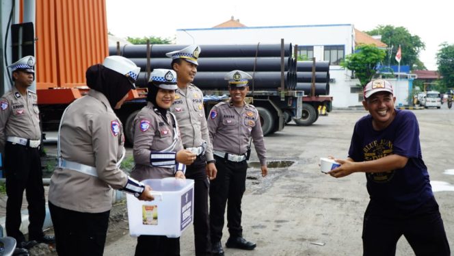
					Satlantas Polres Gresik Berbagi Kebahagiaan dengan Warga di Jumat Berkah