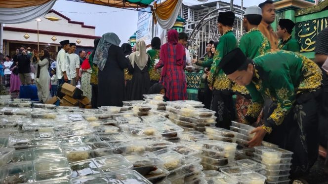 
					Ribuan Warga Padati Tradisi Sanggring Kolak Ayam di Gresik, 3.500 Porsi Dibagikan
