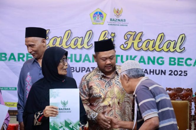 
					Komitmen Atasi Kemiskinan, Bupati Salurkan Bansos ke Tukang Becak dan Dhuafa melalui Baznas Gresik