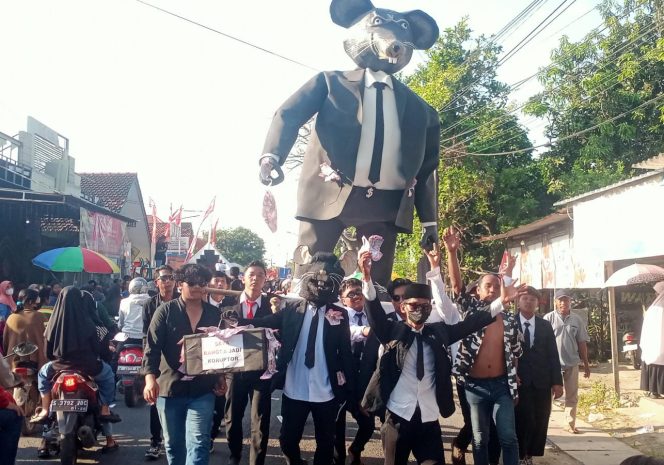 
					Kemeriahan Karnaval Desa Padangbandung, Tampilkan Beragam Adat dan Budaya Nusantara hingga Simbol Koruptor
