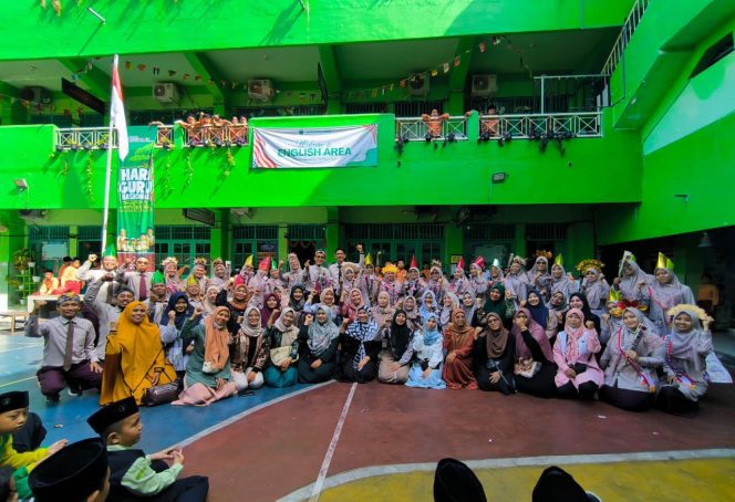 
					MINU Tratee Putera Peringati Hari Guru dengan Jadi Petugas Upacara hingga Kunjungi Guru Purna Tugas