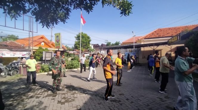 
					Soliditas Lintas Sektor di Probolinggo, Polsek Krejengan dan Forkopimcam Kompak Senam Pagi