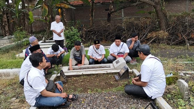 
					Doa di Hari Pers: KWG Ziarah Makam Pendiri dan Wartawan yang Telah Berpulang