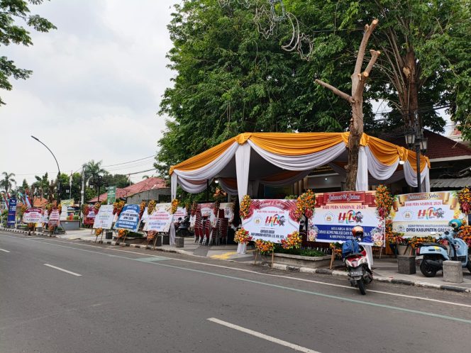 
					Puluhan Karangan Bunga Meriahkan HPN 2026 di Balai KWG Gresik