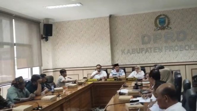 
					Kompensasi Tower Tak Kunjung Cair, Warga Kramat Agung Adukan Persoalan ke DPRD Probolinggo